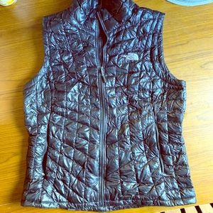 North Face Women’s Black Puffer Vest. Size Large